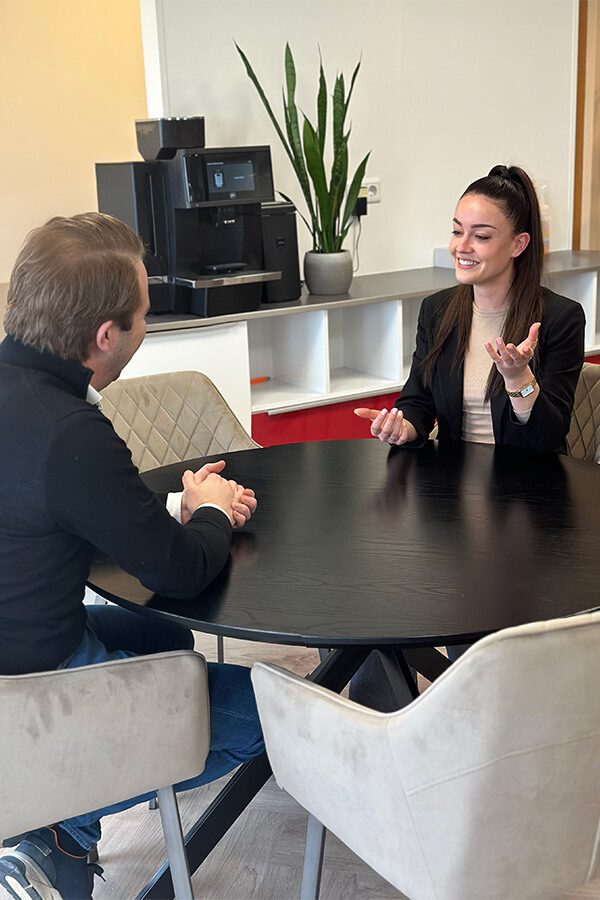 Bobbie in gesprek met klant aan tafel