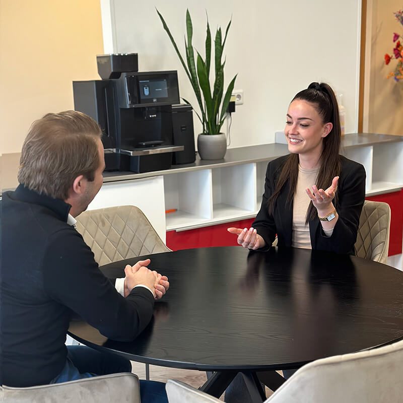 Bobbie in gesprek met klant aan tafel