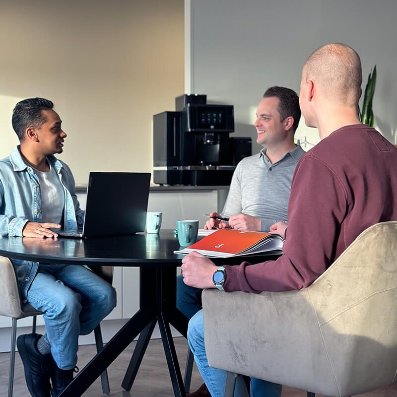 Stefan Fabiaan en Sebastiaan in overleg aan tafel