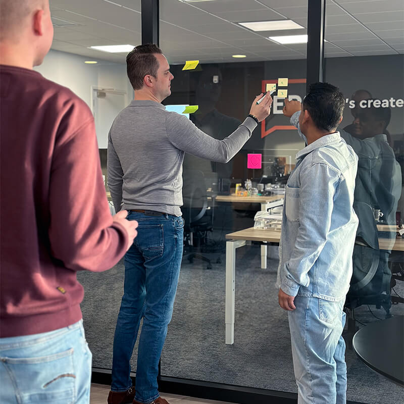 Stefan, Fabiaan en Sebastiaan met sticky notes op het raam