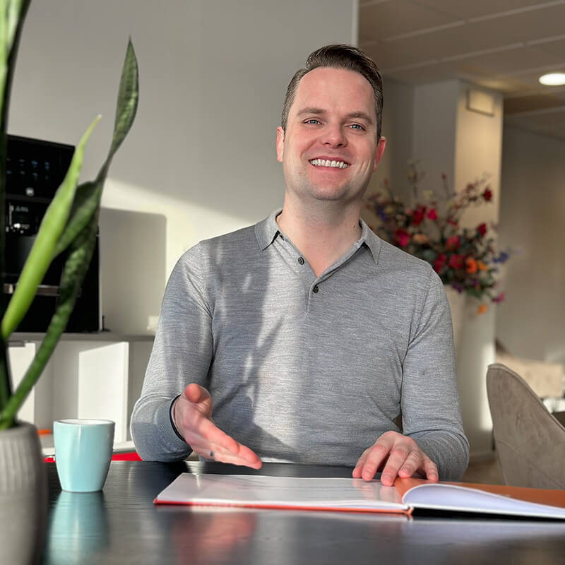 Stefan toelichting brandbook aan tafel